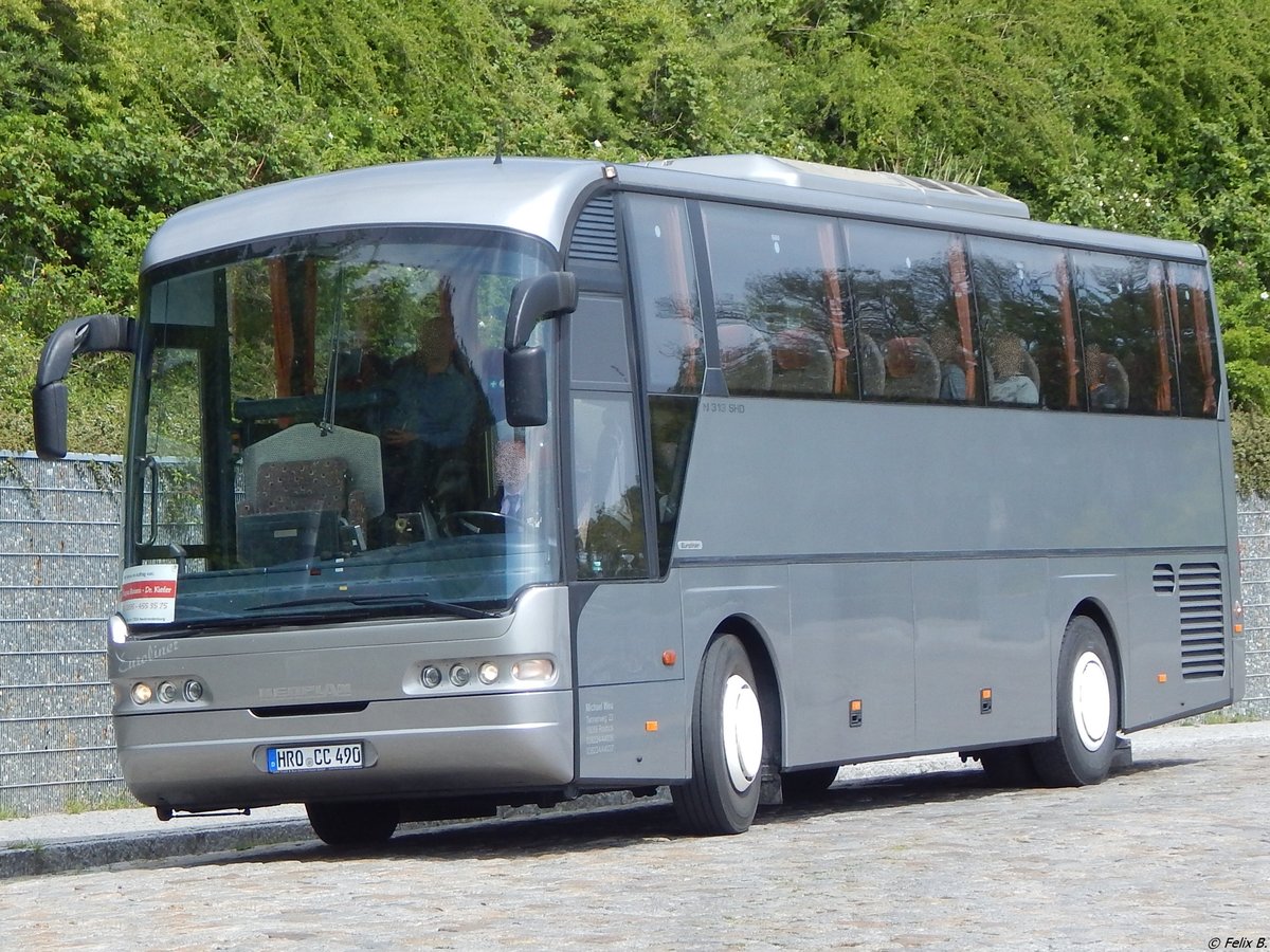 Neoplan Euroliner von Ostseeperle aus Deutschland im Stadthafen Sassnitz.