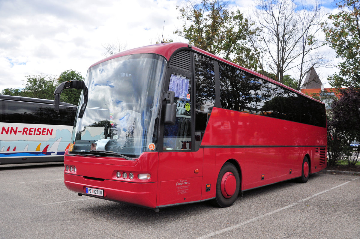 Neoplan Euroliner vom Reisebro Ganzberger aus Perg in Obersterreich in Krems gesehen.