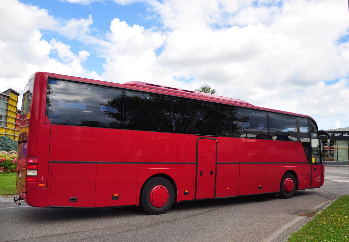 Neoplan Euroliner vom Reisebro Ganzberger aus Perg in Obersterreich in Krems gesehen.