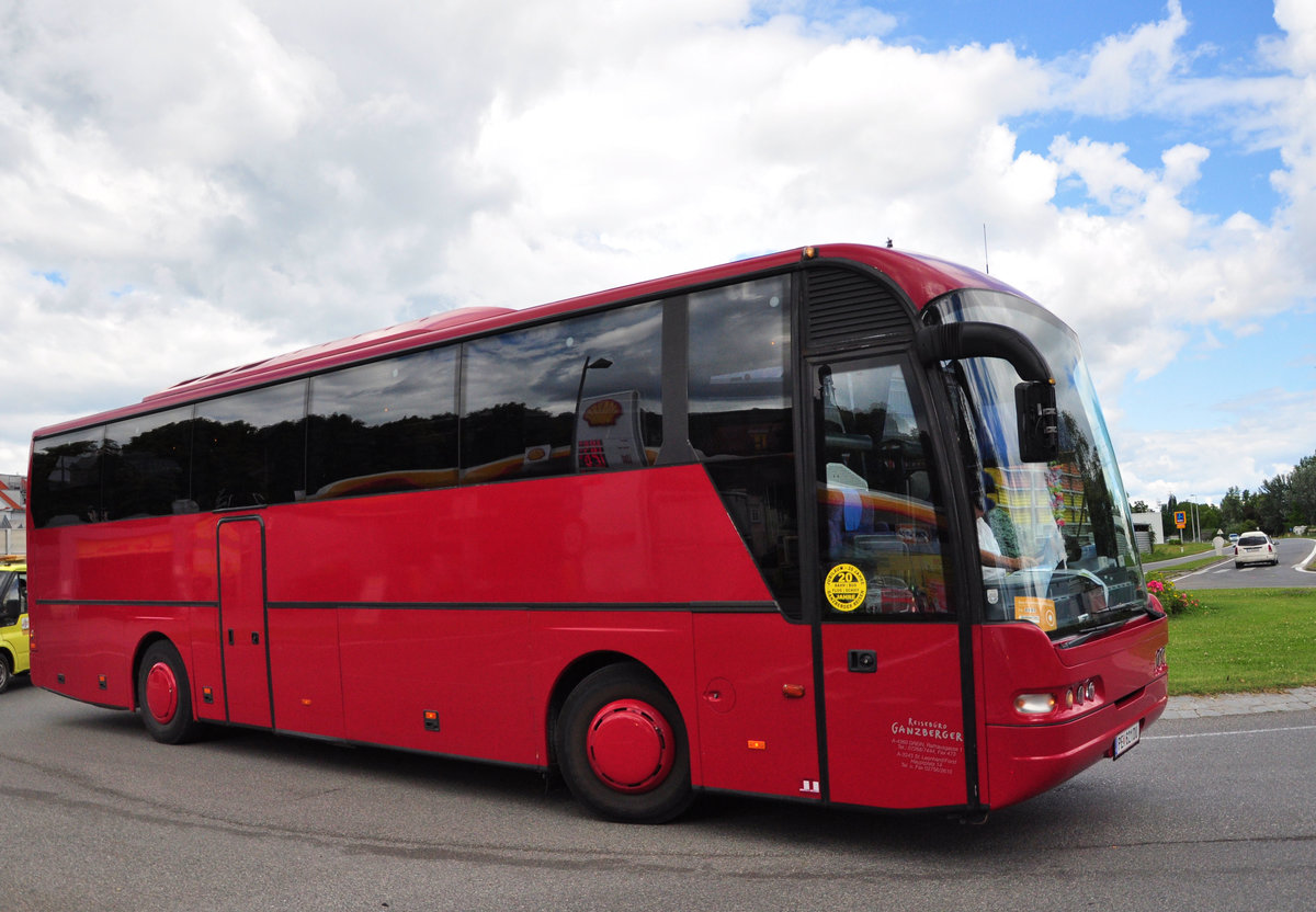 Neoplan Euroliner vom Reisebro Ganzberger aus Perg in Obersterreich in Krems gesehen.