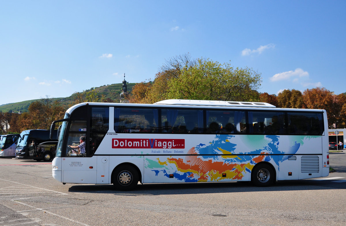 Neoplan N 316 SHD von Dolomiti Viaggi aus Italien in Krems.