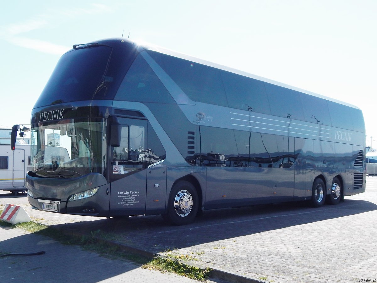 Neoplan Skyliner von Pecnik aus Österreich im Stadthafen Sassnitz.