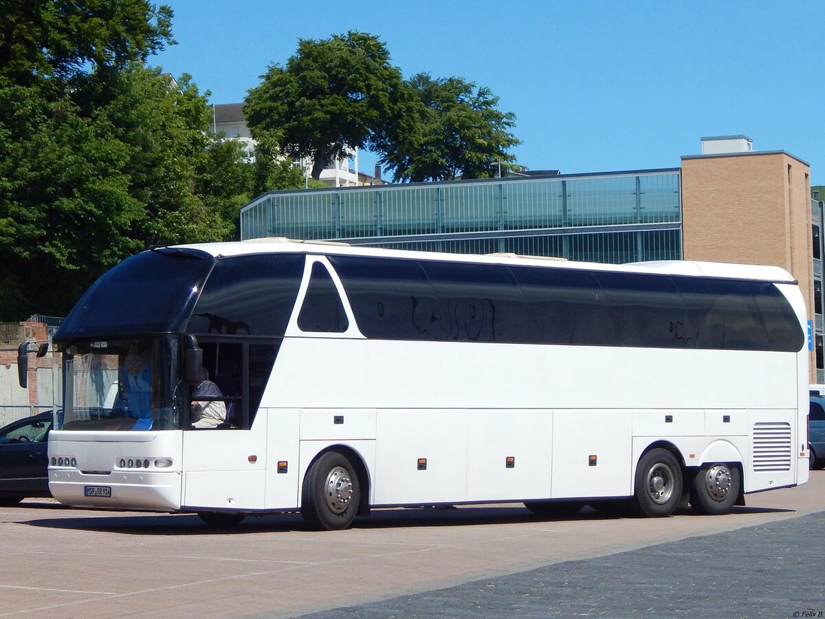 Neoplan Starliner aus Deutschland im Stadthafen Sassnitz.