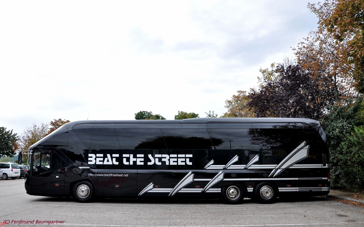 NEOPLAN STARLINER aus �sterreich im September 2013 in Krems gesehen.