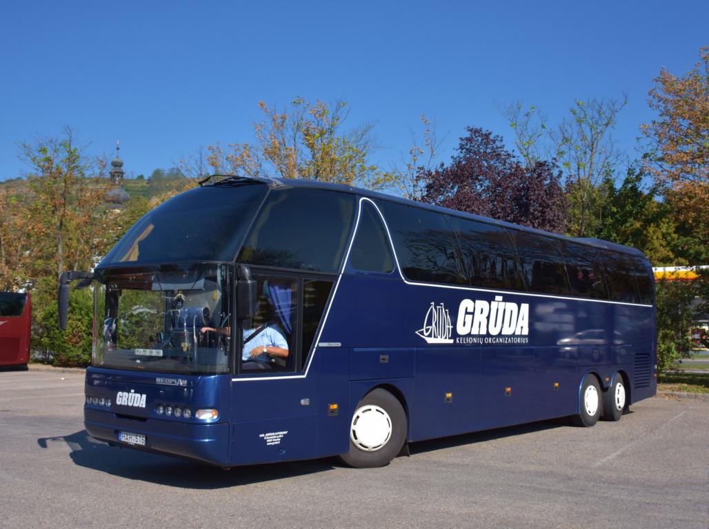 Neoplan Starliner von GRDA Reisen aus Lt 2017 in Krems.