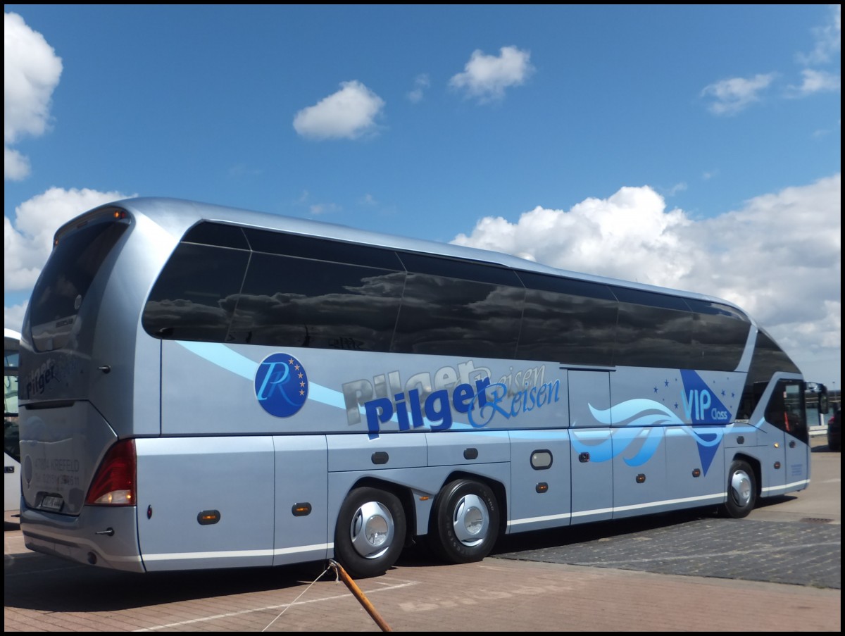 Neoplan Starliner von Pilger Reisen aus Deutschland im Stadthafen Sassnitz.