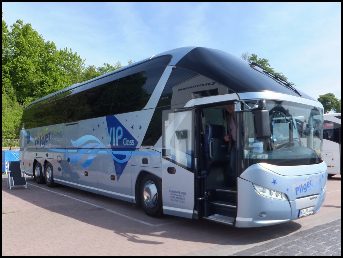 Neoplan Starliner von Pilger Reisen aus Deutschland im Stadthafen Sassnitz.