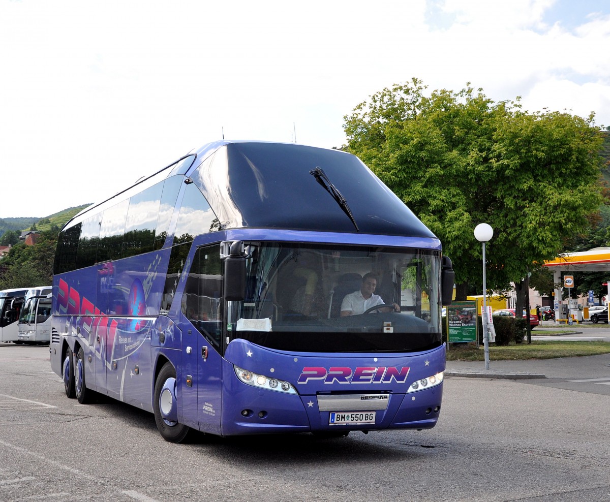 Neoplan Starliner von Prein Komfortreisen aus Bruck an der Mur in der Steiermark/Österreich im Juni 2015 in Krems.
Liebe Grüße an die  Starliner Hexe  und den Fahrer!