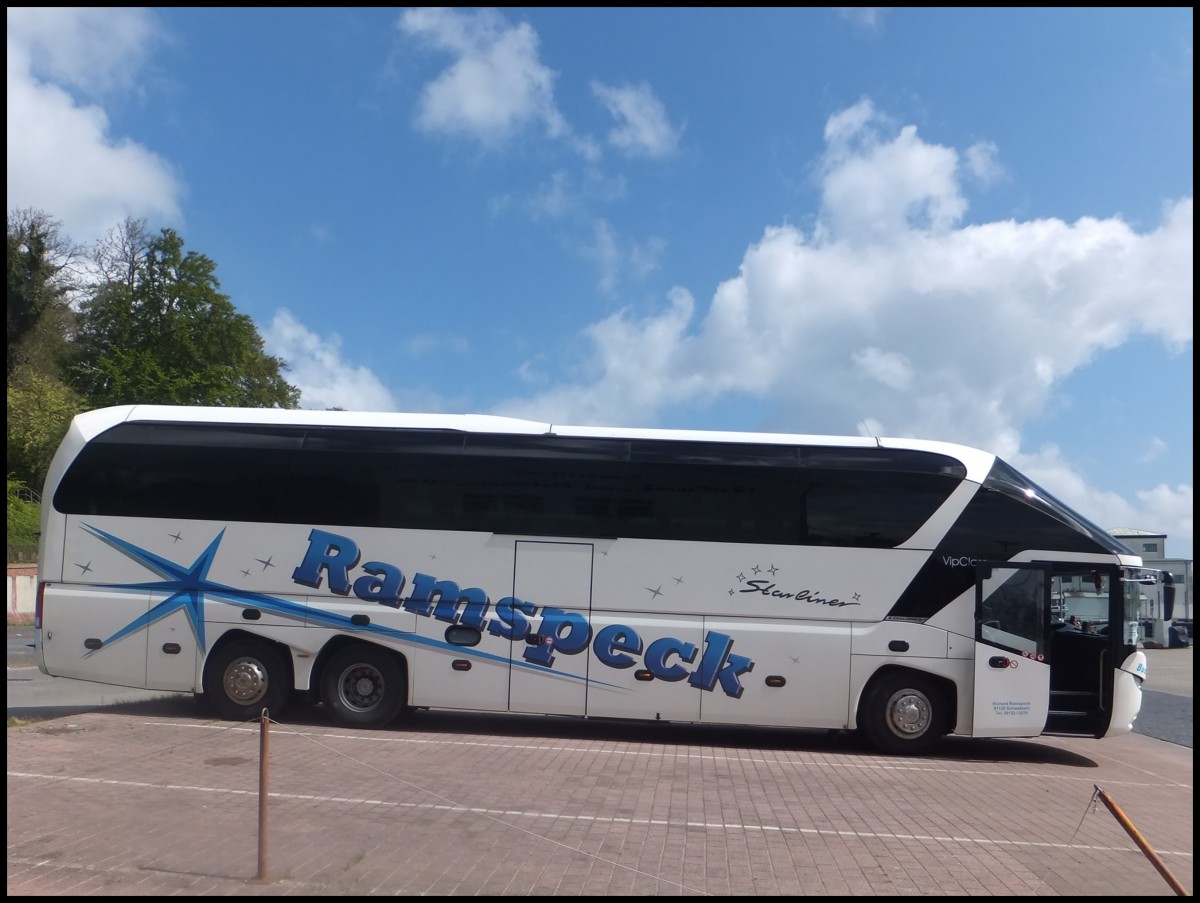 Neoplan Starliner von Ramspeck aus Deutschland im Stadthafen Sassnitz.