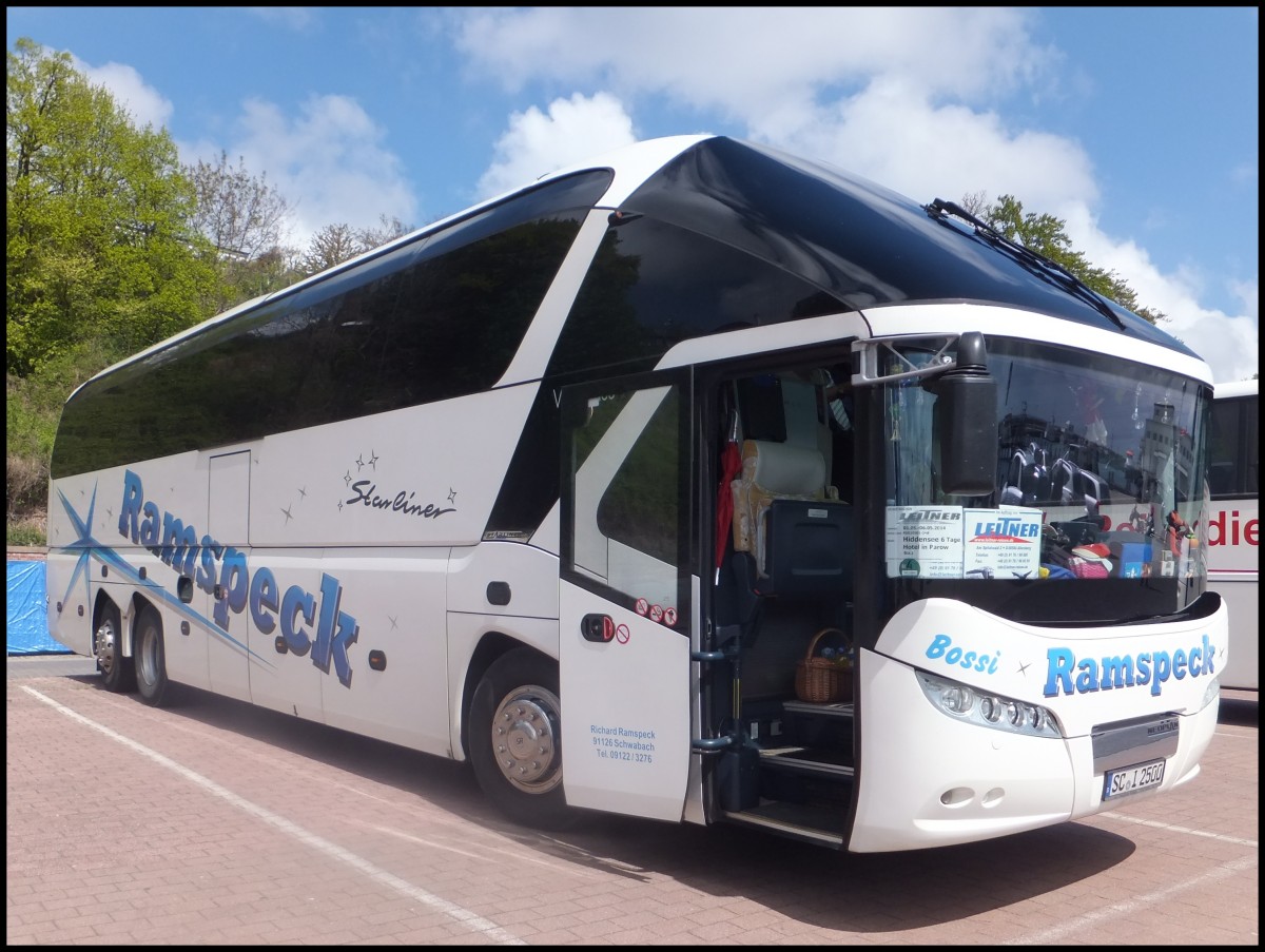 Neoplan Starliner von Ramspeck aus Deutschland im Stadthafen Sassnitz.