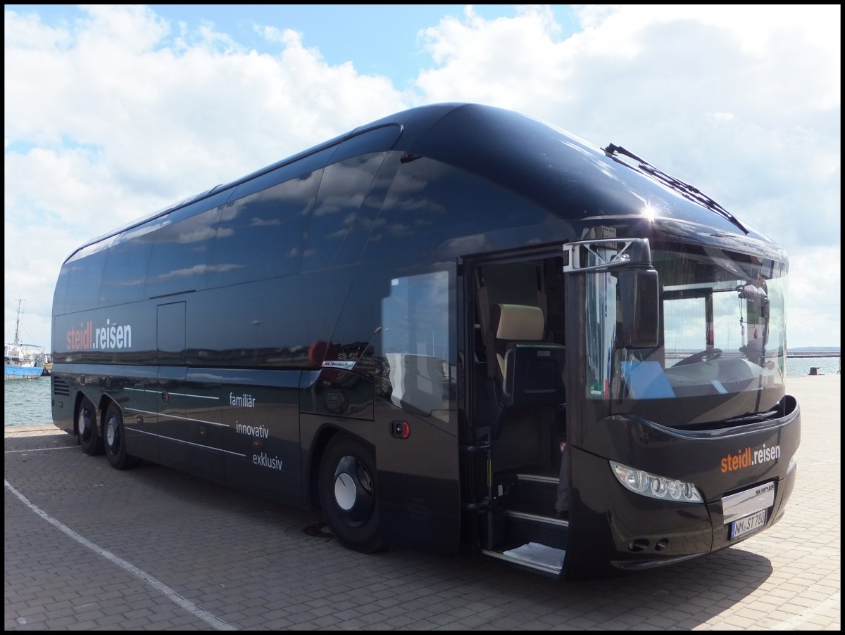 Neoplan Starliner von Steidl Reisen aus Deutschland im Stadthafen Sassnitz.