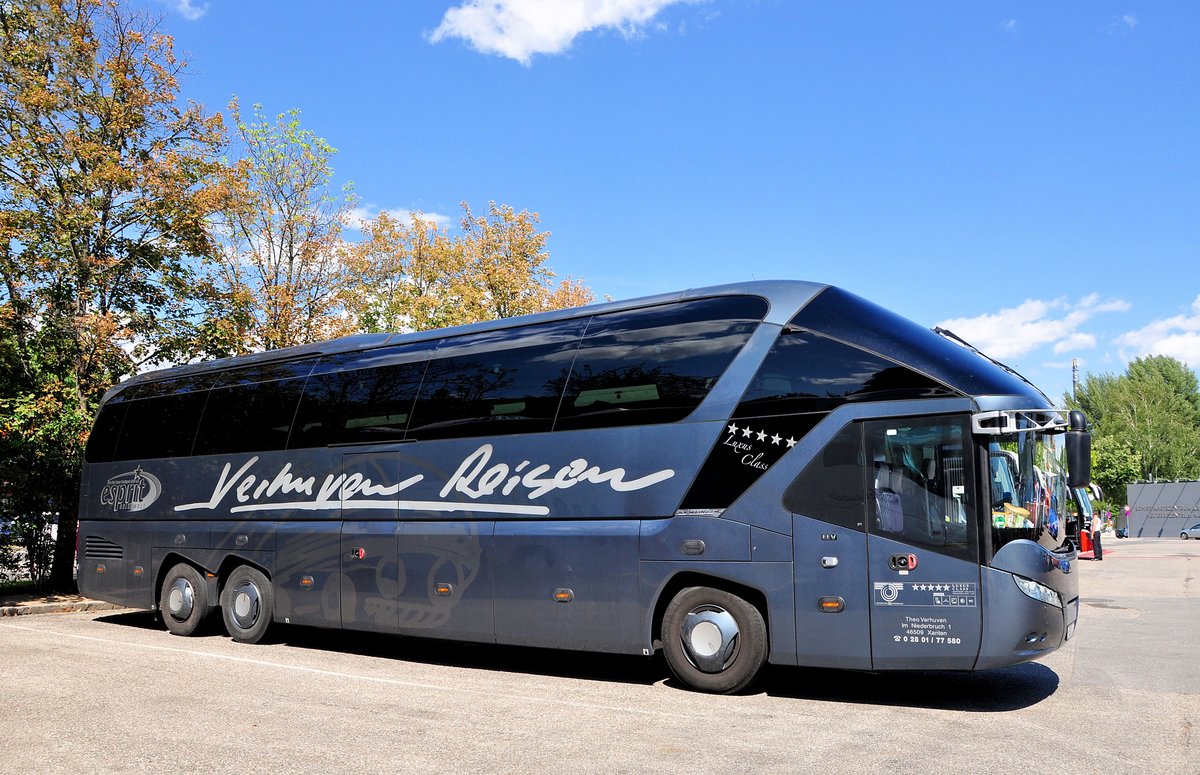 Neoplan Starliner von Verhuven Reisen aus der BRD in Krems gesehen.