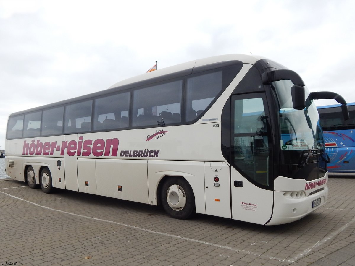 Neoplan Tourliner von Höber-Reisen aus Deutschland im Stadthafen Sassnitz.