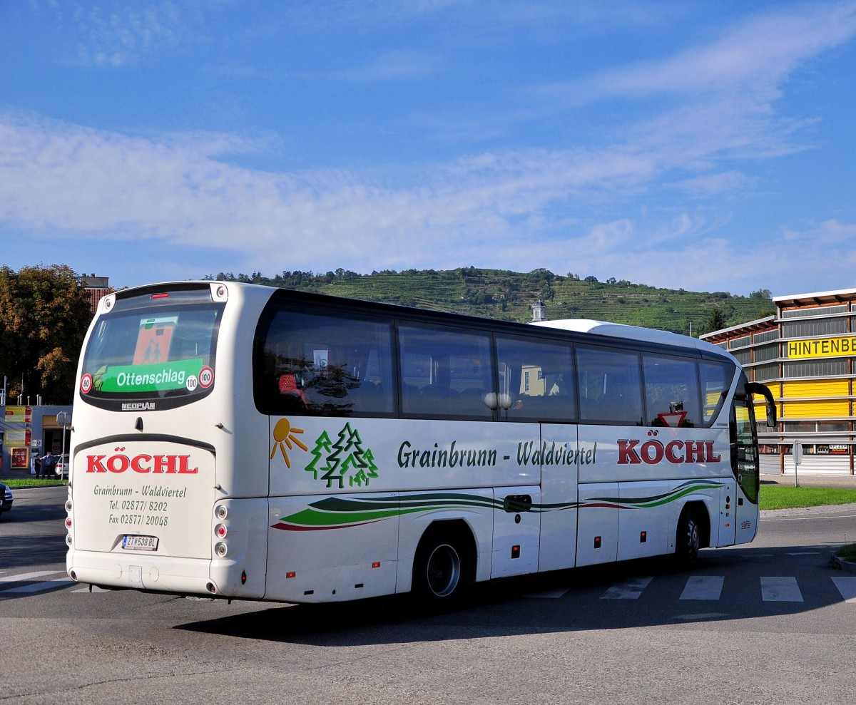 Neoplan Tourliner von Kchl Reisen aus Niedersterreich am 18.9.2014 in Krems gesehen.