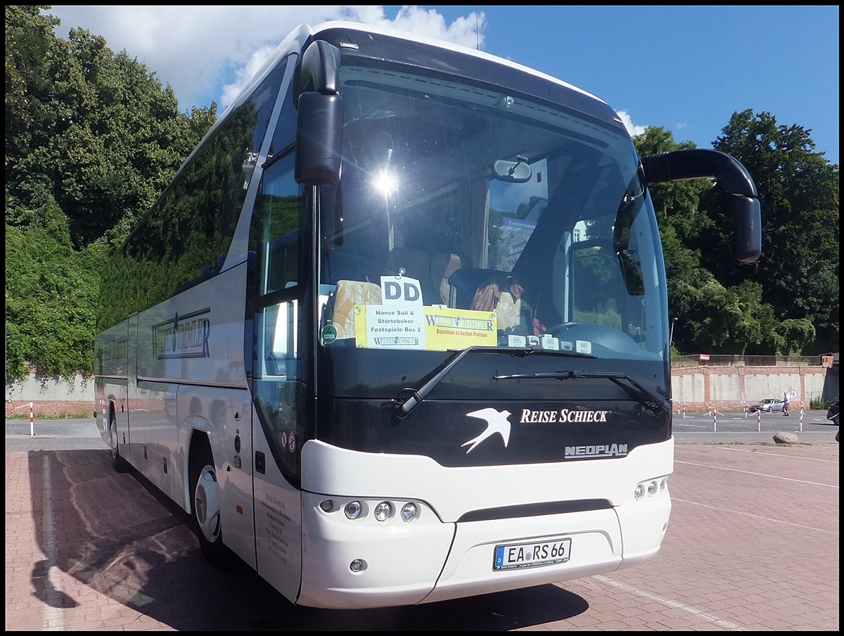 Neoplan Tourliner von Reise-Schieck/Weltenbummler aus Deutschland im Stadthafen Sassnitz.