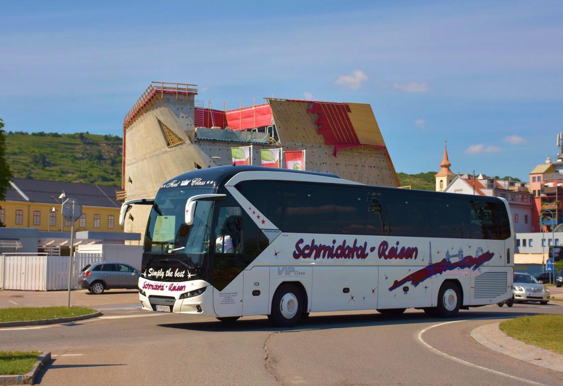 Neoplan Tourliner von Schmidatal Reisen aus sterreich im Mai 2018 in Krems.