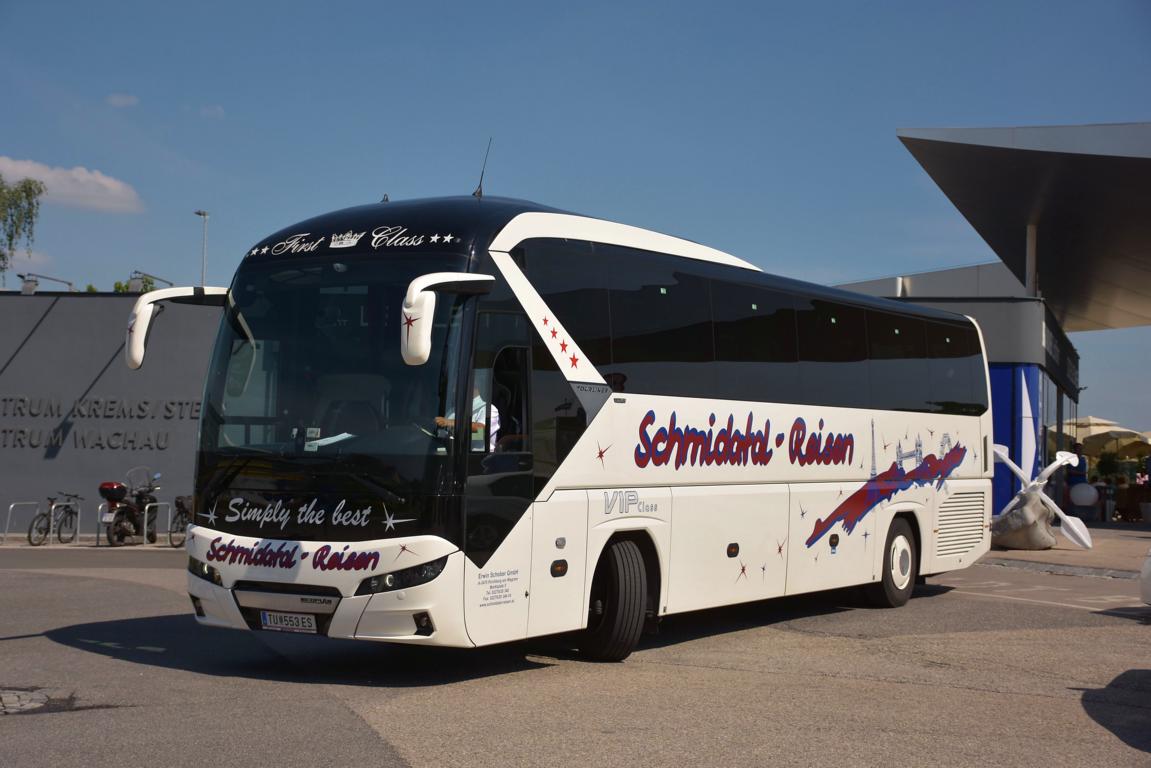 Neoplan Tourliner von Schmidatal Reisen aus sterreich im Mai 2018 in Krems.