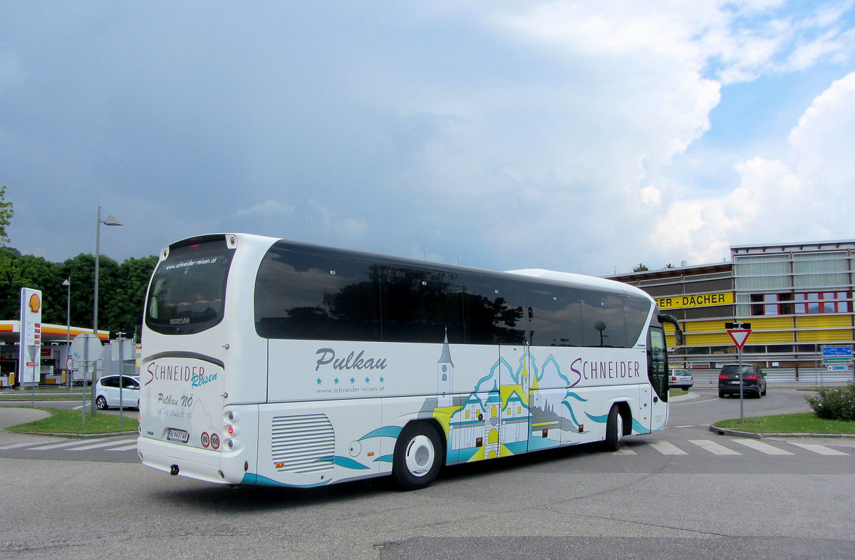 Neoplan Tourliner von Schneider Reisen aus Niedersterreich in Krems gesehen.