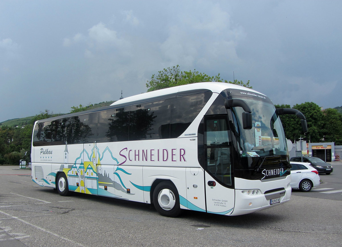 Neoplan Tourliner von Schneider Reisen aus Niedersterreich in Krems gesehen.