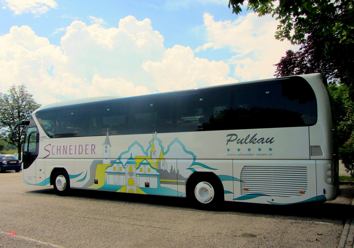 Neoplan Tourliner von Schneider Reisen aus Niedersterreich in Krems gesehen.