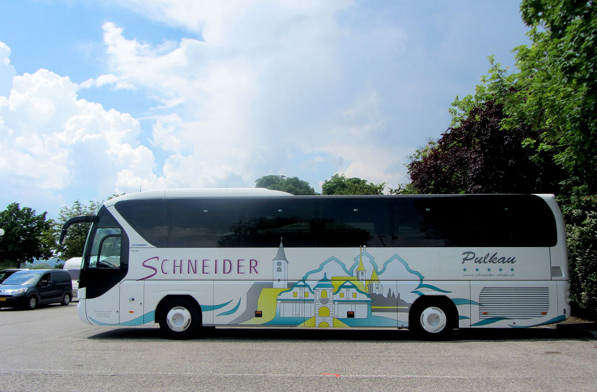 Neoplan Tourliner von Schneider Reisen aus Niedersterreich in Krems gesehen.