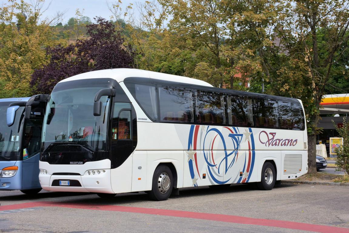 Neoplan Tourliner von Varano Reisen aus Italien 06/2017 in Krems.