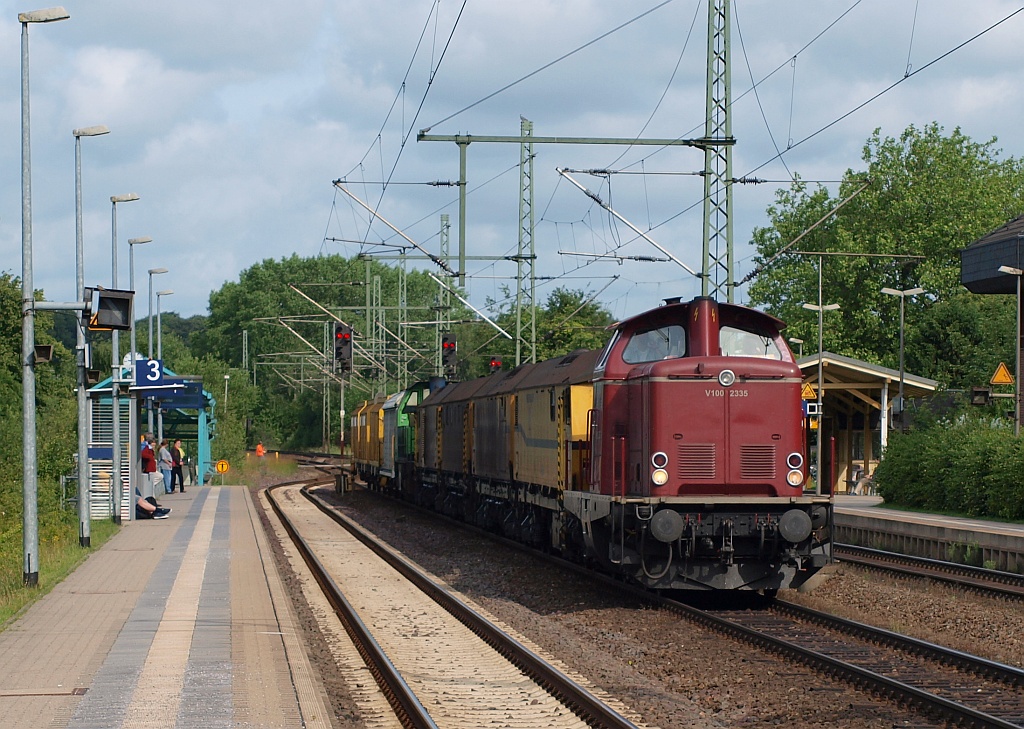 NESA V 100 2335 mit dem 93447 bestehend aus SPENO Schleifzug einer MaK/Vossloh 1206 BB und einigen Begleitwaggons, der Zug wurde aus Padborg geholt. Schleswig 15.06.2011 