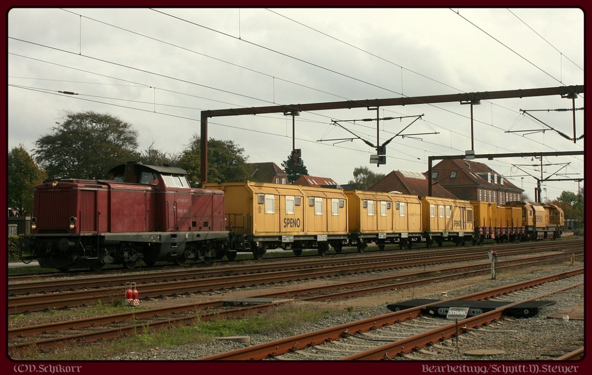 NESA V100 2335 rangiert hier den in Padborg/DK abgestellten Schleifzug vom  Parkplatz  auf das Hauptgleis. 09.10.2014