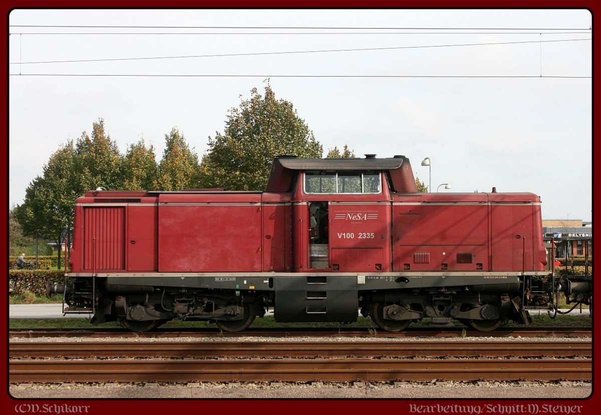 NESA V100 2335 in der  vollen Breitseite  (Bildausschnitt)festgehalten da der Schleifzug hier nicht komplett mit auf dem Bild war. Padborg 09.10.2014