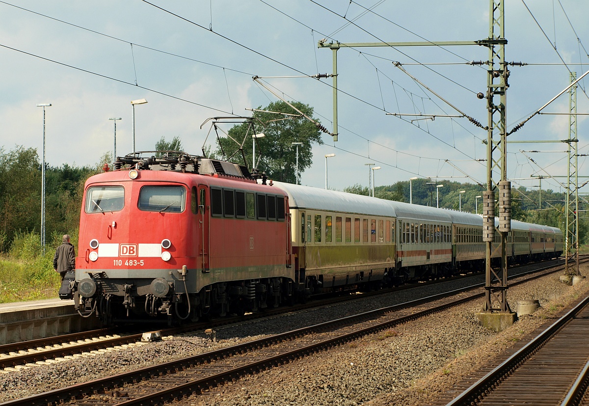 Neu bearbeitet zeigt sich hier die Stuttgarter E10 483/ 110 483-5 mit dem damals in HKX Manier bunt fahrenden Kult-IC79/2410/17  Hanseat  Köln-FL-Köln. Die Lok hatte ihre Erstbeheimatung 1968 in Dortmund ging 1999 nach Köln und im Jahre 2000 nach Stuttgart-Rosenstein. Am 16.05.2013 wurde sie z-gestellt und am 24.01.14 in Eschweiler-Aue verschrottet. Sie erreichte ein Dienstalter von 45 Jahren 11 Monaten und 30 Tagen. Schleswig 28.08.2011(üaVinG)