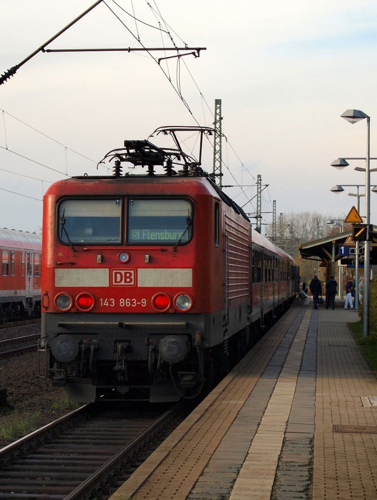 Neu bei der RBSH aus Kiel scheint die S-Bahn nach Flensburg hier mit 143 863-9 als Schublok zu sein. Schleswig 04.11.12