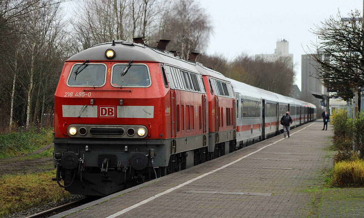 Neu Niebüller ex Ulmer....218 495-0(REV/BCS X/09.11.20) und 218 435-6(REV/BCS X/14.07.21) als Zugloks des IC 2311 nach Stuttgart verlassen hier Husum gen Süden. 18.12.2021