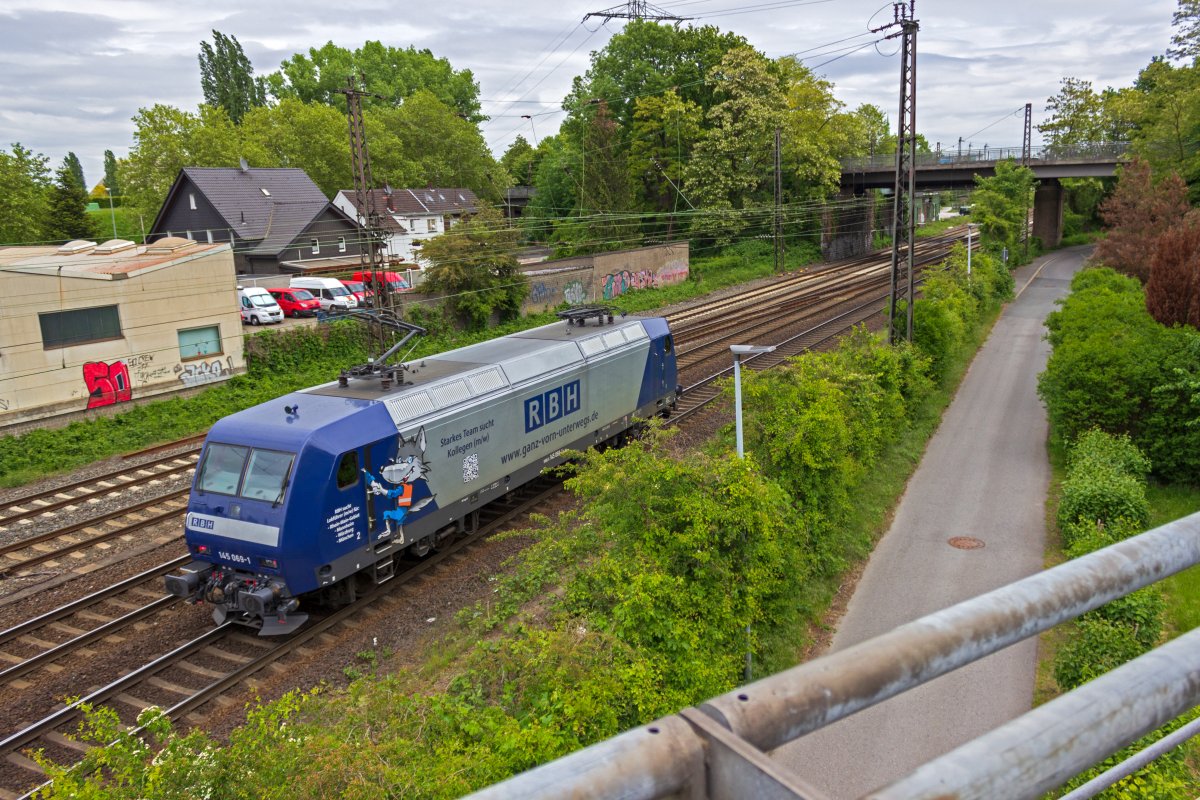 Neue Loks hat man schon, neues Personal wird gesucht. Trotz des nahenden Endes der Schwerindustrie im Ruhrgebiet findet RBH als Nachfolger einstiger RAG-Werkbahnen im berregionalen Gterverkehr neue Aufgabenfelder. Zahlreiche von der DB bernommene 145 helfen dabei. So auch 145 069, die auf der Suche nach Lokfhrern bei Oberhausen-Osterfeld unterwegs ist. Seit der Stilllegung der RBH-Werkstatt in Gladbeck ist das dortige DB-Werk auch fr die Wartung der Lokomotiven zustndig.