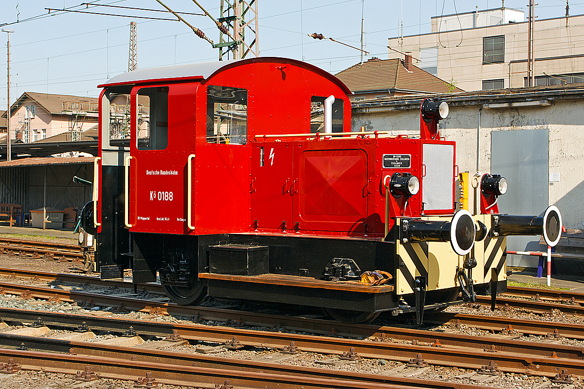 
Neue Version (1.200 Pixel)  
Die Kö 0188 (ex DB 311 188) am 23.04.2011 im Südwestfälische Eisenbahnmuseum in Siegen. 

Die Lok wurde 1935 bei der Maschinenfabrik Esslingen mit der Fabriknummer 4290 gebaut.