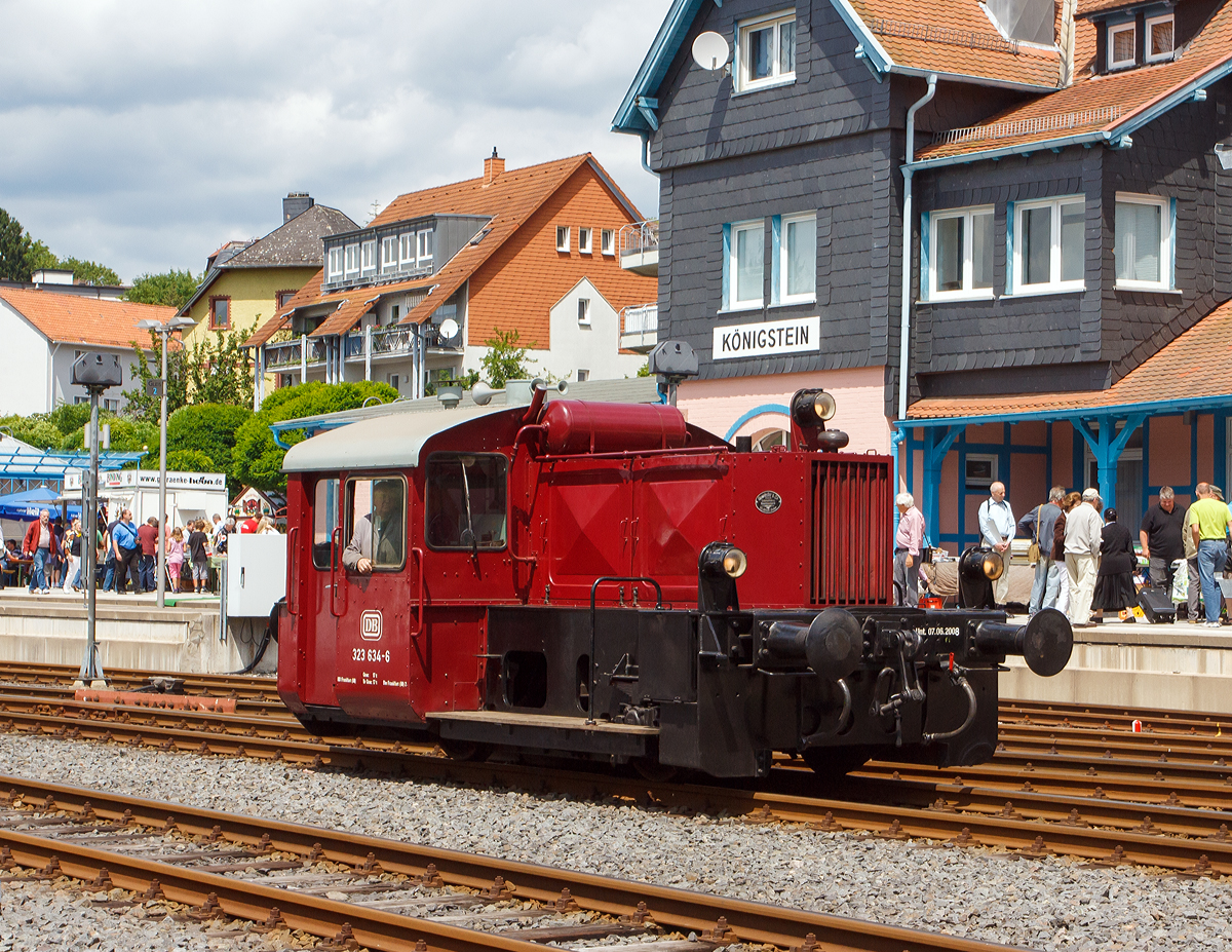 
Neue Version und in 1200 px..........
Die 323 634-6, ex DB Köf 6322 am 12.06.2011 beim Bahnhofsfest in Königstein/Taunus. Die Köf II wurde 1958 von Gmeinder unter Fabrik-Nr. 5022 gebaut. 