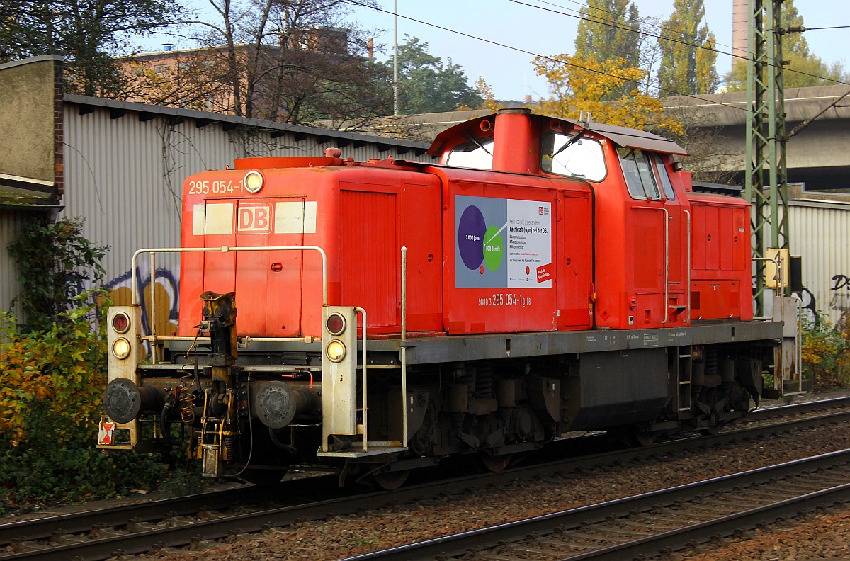 Neuer Werbeträger...3295 054-1 als  Rangierwerbediesel  auf dem Weg nach maschen. HH-Harburg 04.11.2015