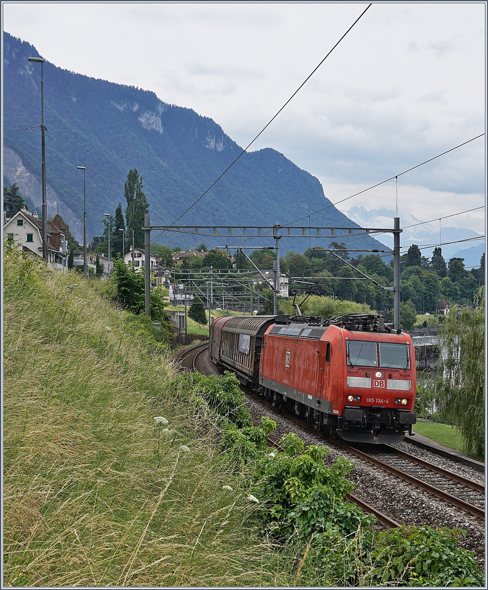 Neuerdings befördert eine DB 185 den Novelis-Güterzug, hier die DB 185 134-4 kurz nach Villeneuve auf der Fahrt nach Göttingen.

15. Juli 2020