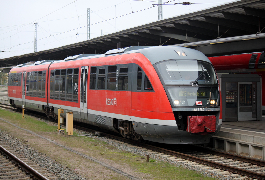 Nicht gerade im besten Zustand Prsentiert sich der 
642 186(ex Bh Frankfurt-Griesheim)im Rostocker Hbf an der Seite stand sogar noch die letzte Untersuchung von Erfurt dran.18.10.2014