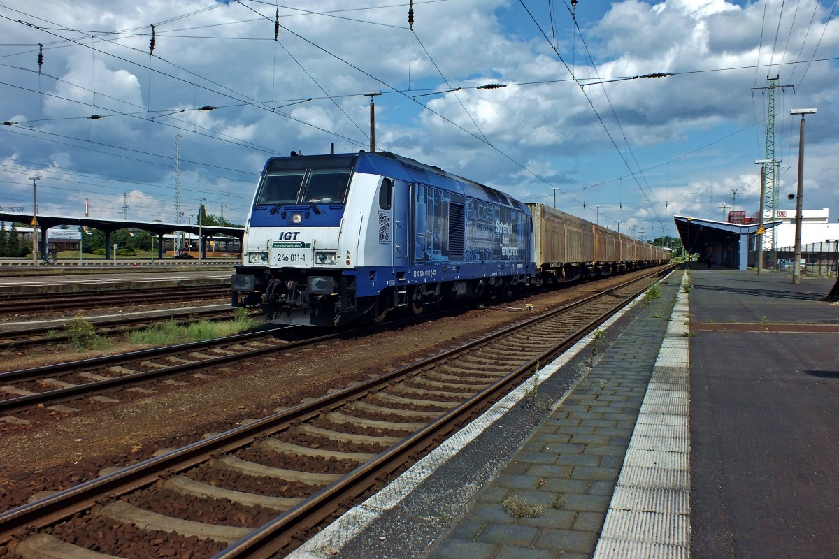 Niedersachsen hat vor Jahren fr die Linie Hamburg-Stade des Metronom 11 TRAXX-Dieselloks gekauft, aber gar nicht so viele gebraucht. Drei wurden schnell weitervermietet und spter verkauft verkauft, 246 011 fuhr laut railcolor.net nur wenige Tage fr Metronom, wenn berhaupt.
Es verschlug sie zur Inbetriebnahmegesellschaft Transporttechnik (IGT), die sie aktuell an Raildox vermietet hat. Am 30.5.14 fuhr sie mit einem dem Geruch nach beladenen Holzzug in Cottbus ein.