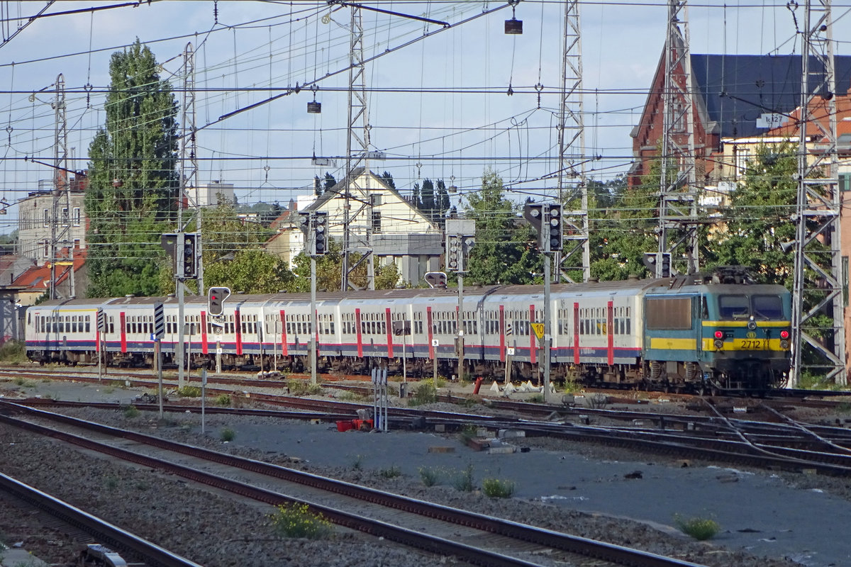 NMBS 2712 schiebt ein Piekuurtrein aus Bruxelles-Midi am 19 September 2019. 