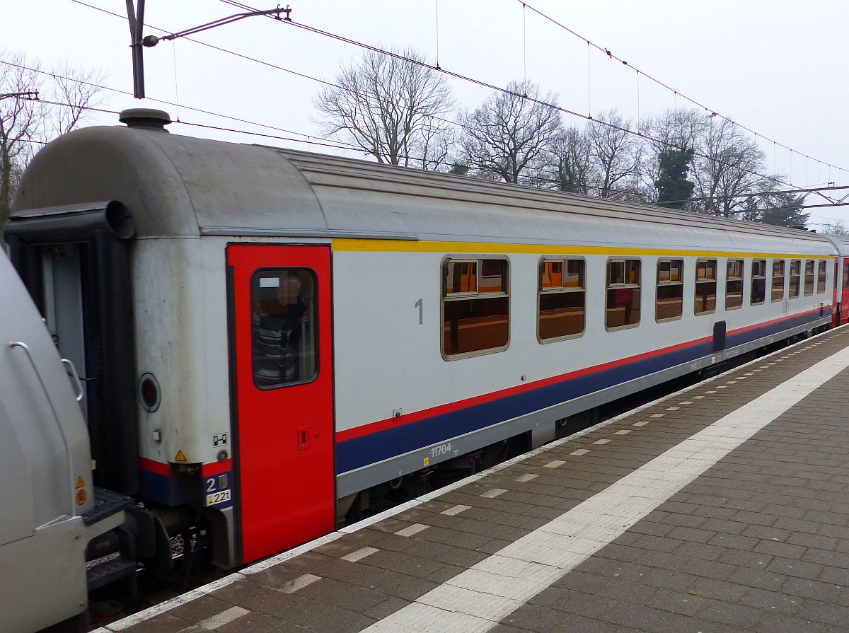 NMBS I10 A11 1. Klasse Reisezugwagen mit Nummer  51 88 11-70 004-7 in Intercity nach Brssel. Gleis 5 Dordrecht, Niederlande 16-02-2017.


NMBS I10 A11 1e klasse rijtuig met nummer  51 88 11-70 004-7 in intercity naar Brussel. Spoor 5 Dordrecht, Nederland 16-02-2017.