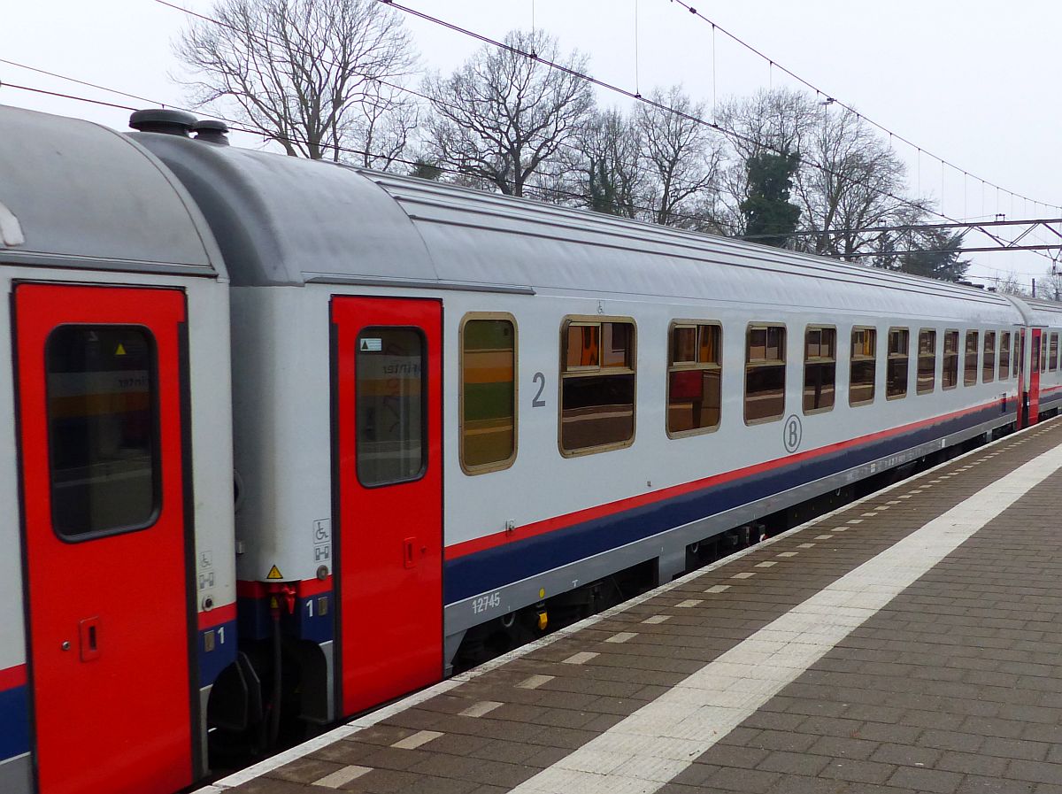 NMBS I10 B11 2. Klasse Reisezugwagen mit Nummer 51 88 21-70 045-8 in Intercity nach Brssel. Gleis 5 Dordrecht, Niederlande 16-02-2017.


NMBS I10 B11 2e klasse rijtuig met nummer 51 88 21-70 045-8 in intercity naar Brussel. Spoor 5 Dordrecht, Nederland 16-02-2017.