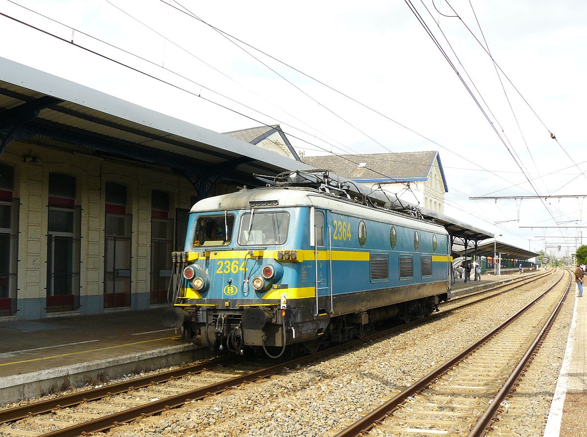 NMBS Lok 2364 Abschied reeks 23 (Baureihe23). Erquelinnes, 23-06-2012. 

NMBS locomotief 2364 tijdens de afscheidsrit van de reeks 23 georganiseerd door de TSP. Erquelinnes, 23-06-2012.