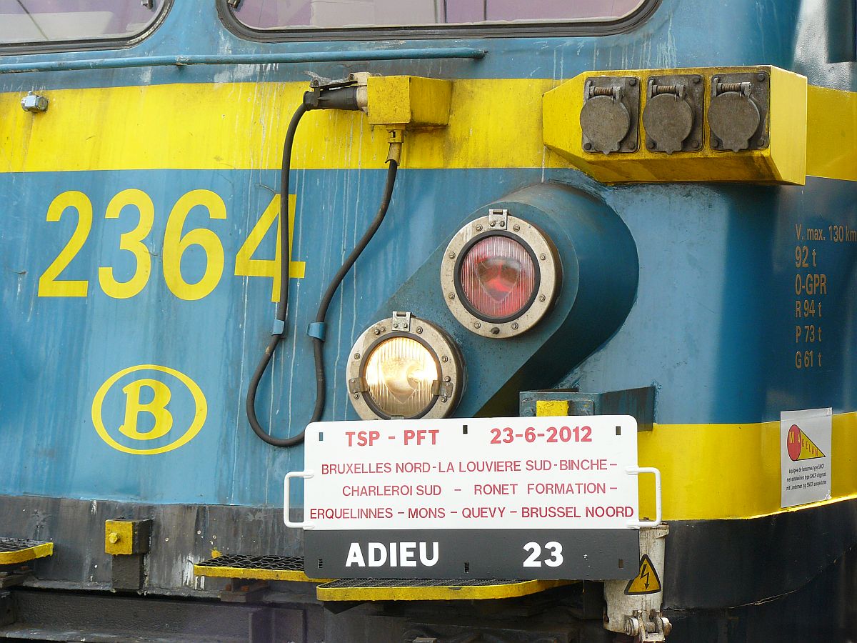NMBS Lok 2364 mit Kursbord. Abschied reeks 23 (Baureihe 23). Erquelinnes 23-06-2012.

NMBS locomotief 2364 met koersbord tijdens de afscheidsrit van de reeks 23 georganiseerd door de TSP. Erquelinnes 23-06-2012.