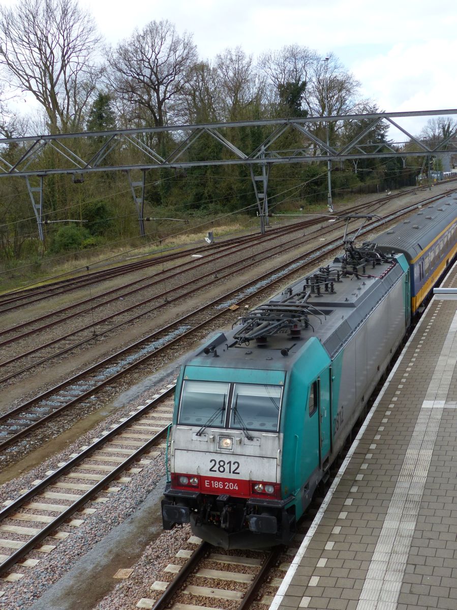 NMBS Lok 2812 mit Intercity von Amsterdam nach Brüssel. Gleis 5 Dordrecht, Niederlande 07-04-2016.

NMBS loc 2812 met intercity van Amsterdam naar Brussel. Spoor 5 Dordrecht 07-04-2016.
