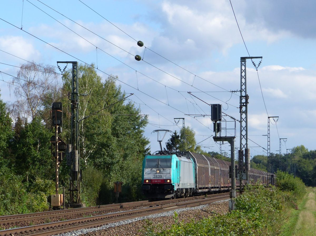 NMBS Lok 2839 bei Bahnübergang Devesstraße, Salzbergen, Deutschland 13-09-2018.

NMBS loc 2839 bij de overweg Devesstraße, Salzbergen, Duitsland 13-09-2018.