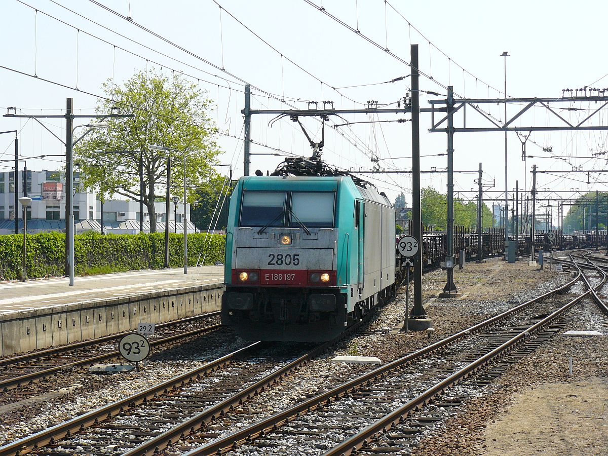 NMBS Traxx Lok 2805 mit Gterzug. Dordrecht, Niederlande 12-06-2015.

NMBS Traxx locomotief 2805 met goederentrein. Dordrecht 12-06-2015.