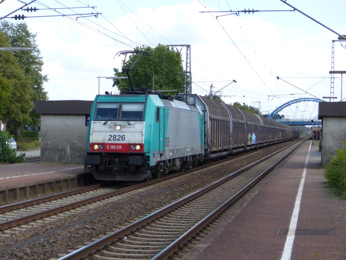 NMBS TRAXX Lok 2826 mit  Volvo Zug  Gleis 4 Salzbergen, Deutschland 17-08-2018.

NMBS TRAXX loc 2826 met  Volvotrein  spoor 4 Salzbergen, Duitsland 17-08-2018.