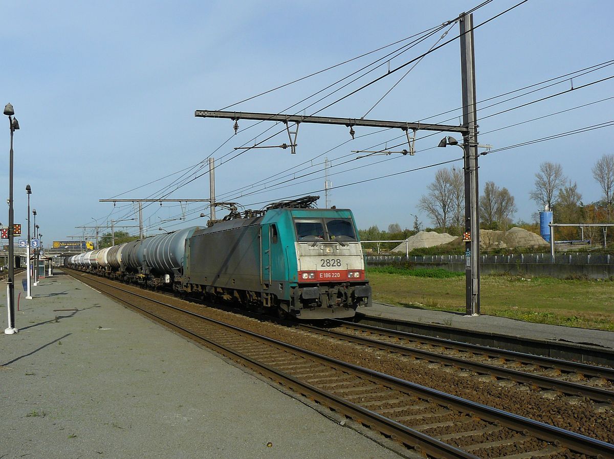 NMBS Traxx Lok 2828 Antwerpen Noorderdokken, Belgien 31-10-2014.

NMBS Traxx locomotief 2828 Antwerpen Noorderdokken, Belgi 31-10-2014.