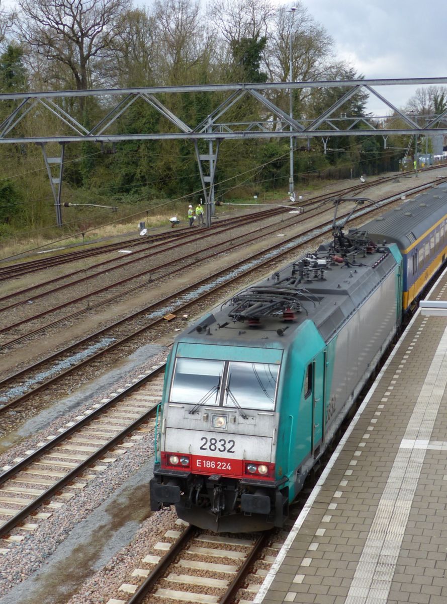 NMBS Traxx Lok 2832 mit Intercity von Amsterdam nach Brssel. Gleis 5 Dordrecht, Niederlande 07-04-2016.

NMBS Traxx loc 2832 met intercity van Amsterdam naar Brussel. Spoor 5 Dordrecht, NL 07-04-2016.
